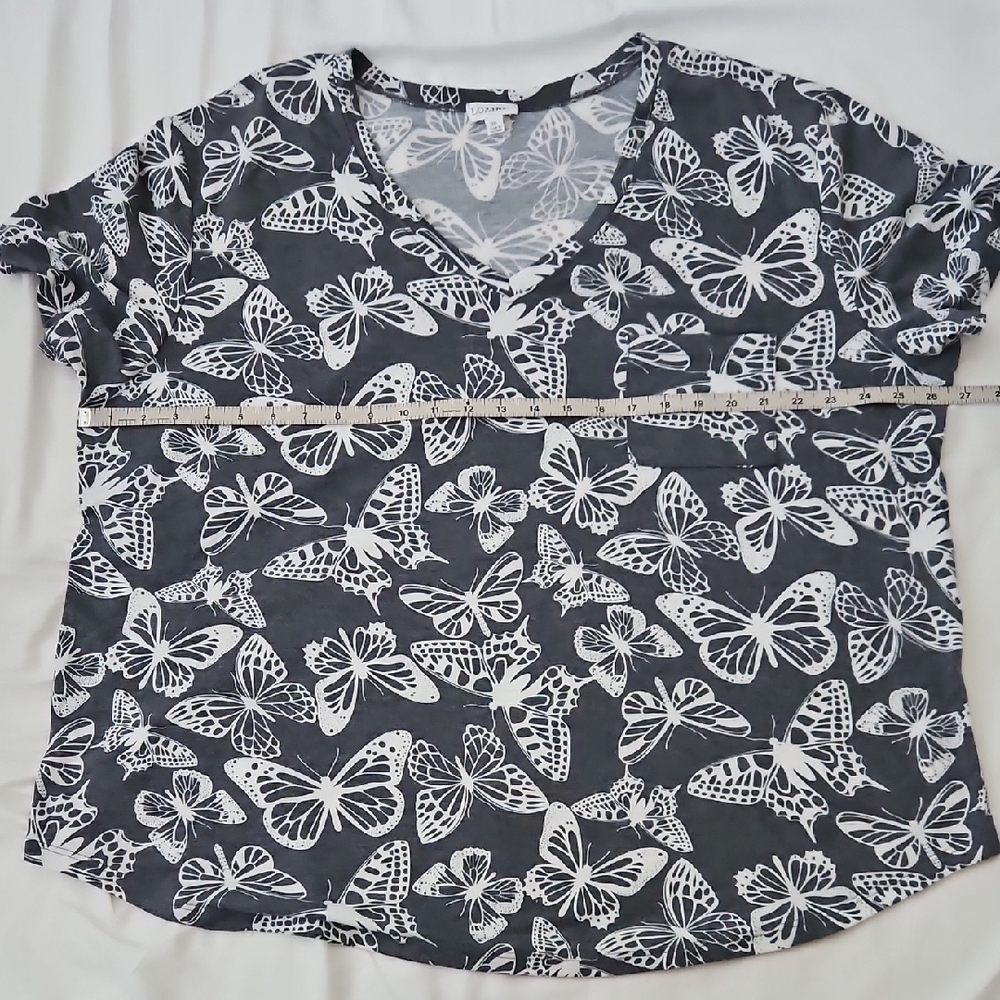 Gray and White Top with Butterfly Print - Picture 5 of 7